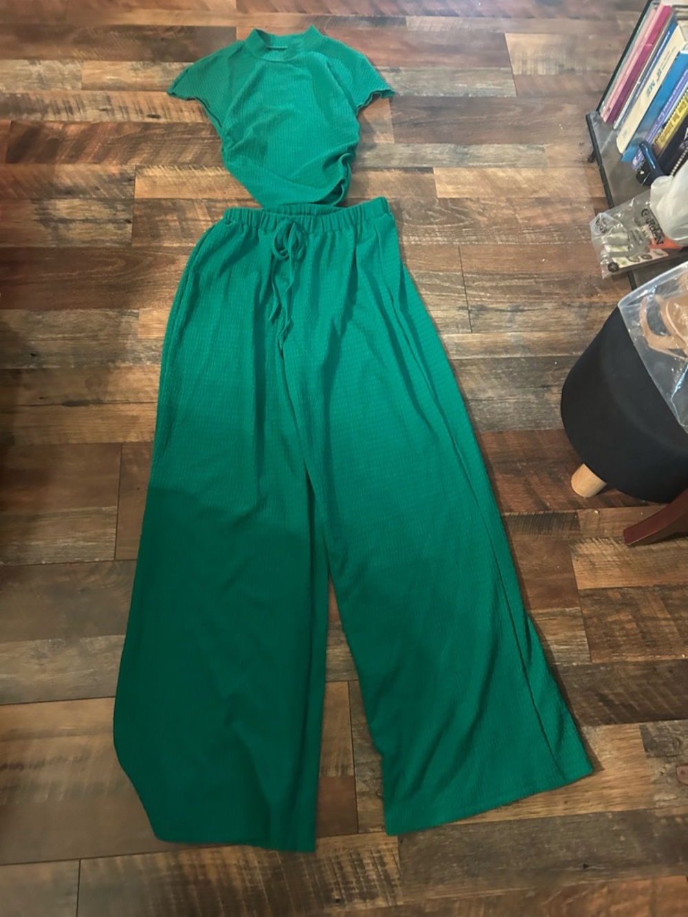 Wide-Leg 2 piece in Emerald Green - Picture 3 of 7